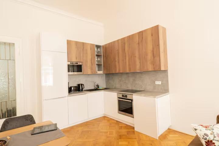 Luxury In Vaclavske Namesti *